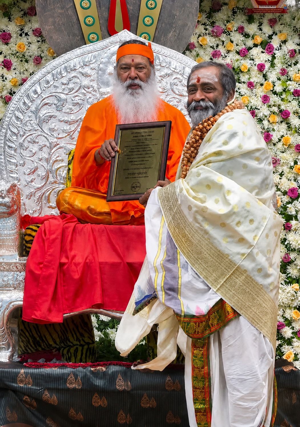 విశ్వగురు చేతులమీదుగా ప్రవచన చక్రవర్తి బిరుదుతో సమ్మానం పొందిన వాగ్దేవీ వరపుత్రులు